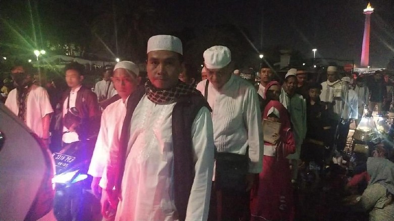 Tengah Malam, Sebagian Massa Munajat 212 Mulai Tinggalkan Monas Tengah Malam, Sebagian Massa Munajat 212 Mulai Tinggalkan Monas