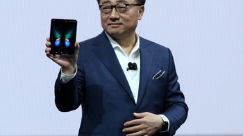 Ia memamerkan ponsel layar lipat Galaxy Fold yang menuai decak kagum. Foto: Getty Images