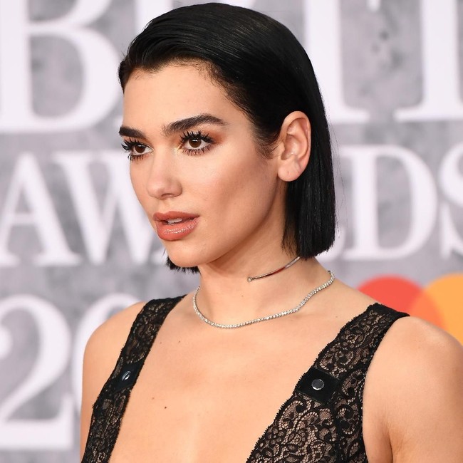 Untuk lebih menonjolkan bentuk bibirnya yang seksi, ada satu kosmetik yang tak boleh ketinggalan dipakai, yakni lip gloss. Foto: Jeff Spicer/Getty Images