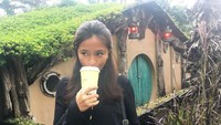Sluurp! Segelas susu segar tengah asyik dinikmati Annie. Gadis berambut panjang ini menikmati momen liburan di Bandung bersama Berlin. Foto: Instagram
