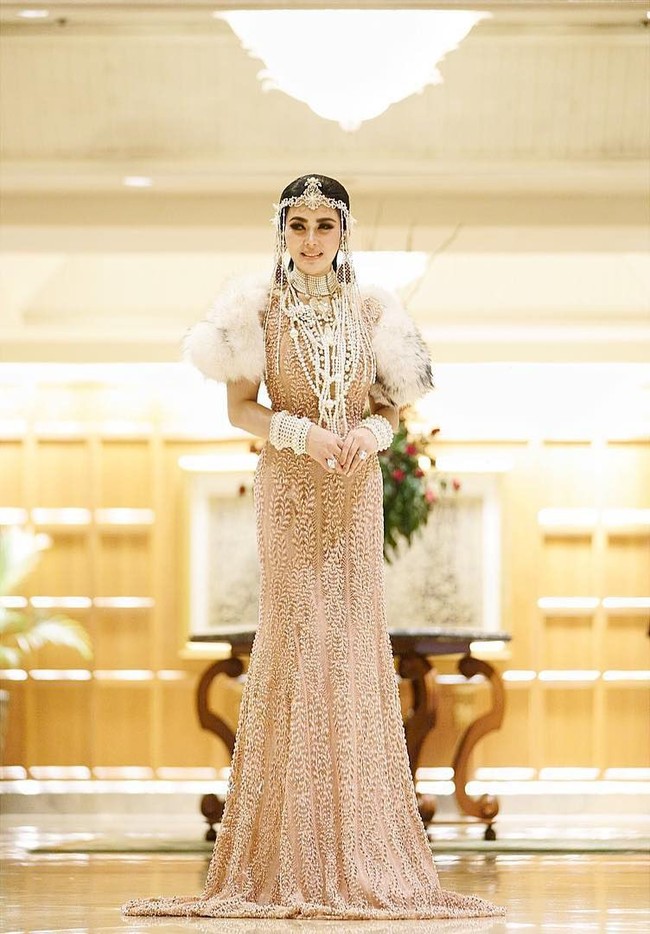 Bila tak bersiluet ballgown, gaun yang jatuh mengikuti lekuk tubuh rancangan Hian Tjen berikut juga cantik dipakai Syahrini. Foto: Instagram @princessyahrini