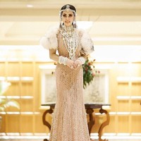 Bila tak bersiluet ballgown, gaun yang jatuh mengikuti lekuk tubuh rancangan Hian Tjen berikut juga cantik dipakai Syahrini. Foto: Instagram @princessyahrini