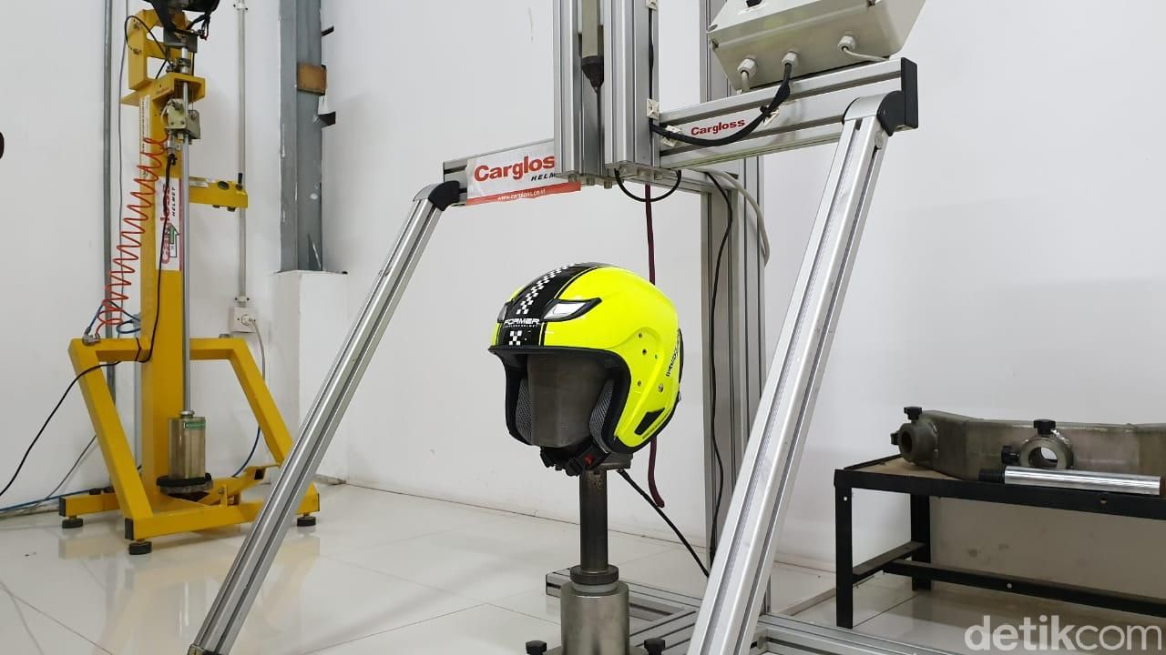 Proses pembuatan Helm SNI/Cargloss