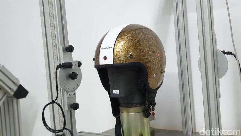 Pembuatan helm Cargloss. Foto: Luthfi Anshori/detikOto Pembuatan helm Cargloss. Foto: Luthfi Anshori/detikOto