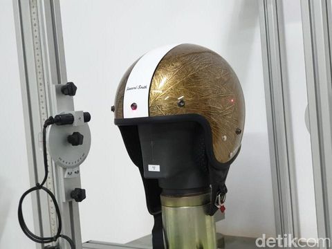 Ilustrasi Helm SNI 