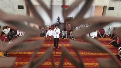 Sebar Ribuan Sertifikat di Selatan Jakarta, Jokowi Nyambi Belanja