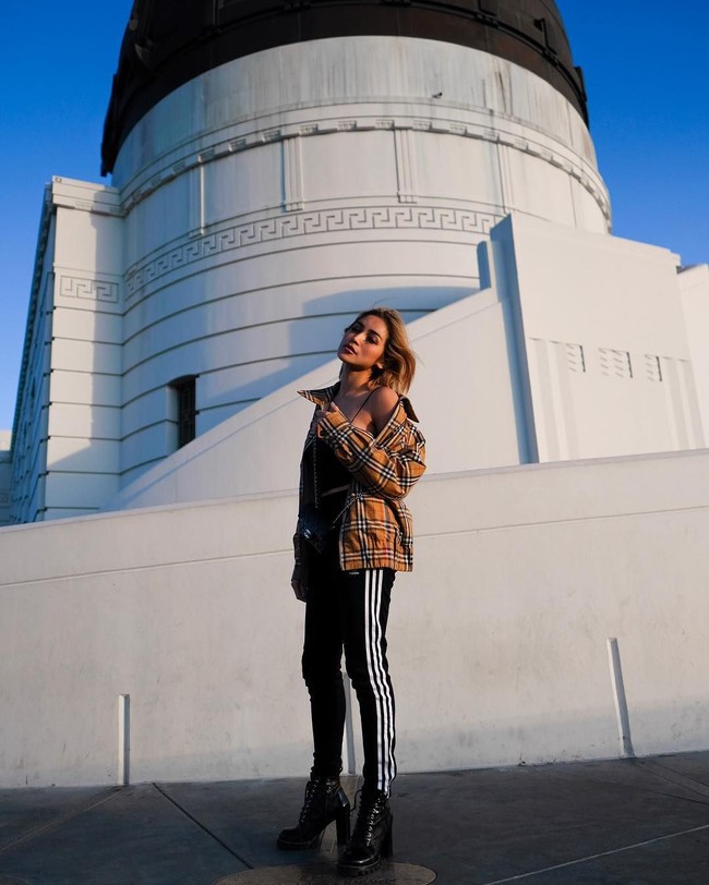 Saat jalan-jalan ke Los Angeles, Jedar seksi dalam balutan tanktop dan tracksuit Adidas. Tidak ketinggalan, parka Burberry untuk menghangatkan tubuhnya. (Foto: Instagram/@inijedar)