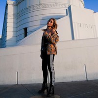 Saat jalan-jalan ke Los Angeles, Jedar seksi dalam balutan tanktop dan tracksuit Adidas. Tidak ketinggalan, parka Burberry untuk menghangatkan tubuhnya. (Foto: Instagram/@inijedar)