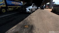 Jika tidak hati-hati, jalan berlubang dan bergelombang itu dapat membuat pengendara terjatuh saat melintas.