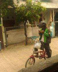 Terjang Banjir hingga Naik Sepeda, Ini Kisah Driver Ojol Antar Makanan