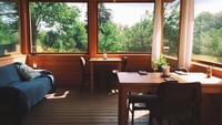 Berdiri di bangunan yang sudah berusia ratusan tahun. Makan di The Bite House yang ada di Kanada, jadi pengalaman yang tidak terlupakan. Di sini tempat duduknya hanya berjumlah 12 kursi. Untuk mendapatkan reservasi, Anda harus menunggu selama berbulan-bulan. Foto: Istimewa