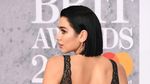 Saat si Seksi Dua Lipa tampil dengan Plunging Dress