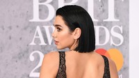 Selain itu Dua Lipa juga memamerkan punggung dan tato di bagian lengannya. Jeff Spicer/Getty Images