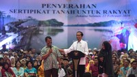 Tak hanya itu, Presiden Jokowi juga berbincang dengan warga usai menyerahkan sertifikat tanah di kawasan Pasar Minggu, Jakarta Selatan.