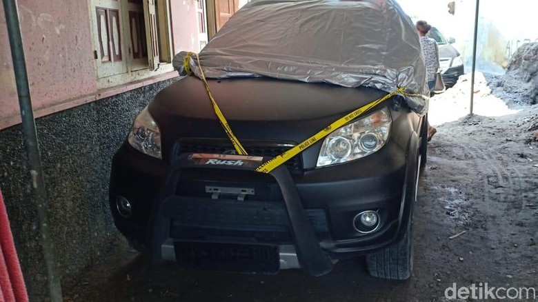 Mobil Caleg PDIP Dibakar Orang Misterius di Sleman Mobil Caleg PDIP Dibakar Orang Misterius di Sleman