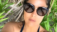 Salma Hayek juga kerap menunjukkan tubuh seksinya dalam balutan bikini. Dok. Instagram/salmahayek