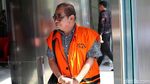 Senyum Tersangka Suap Perizinan Limbah Sawit Saat Diperiksa KPK