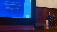 Dari foto yang diunggah Fadli Zon, tampak Wesley Clark membawakan materi berjudul Global Challenges Indonesia Opportunities (Twitter Fadli Zon)