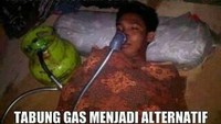 Tak ada tabung oksigen, pasien ini pakai tabung gas. Duh nggak sekalian diberi regulator? Foto: Istimewa