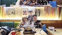 Angel dan Richie paling suka dengan hidangan suki, dan aneka daging. Tak hanya daging saja, di sana mereka juga mencicipi kerang yang enak. Foto: Instagram @angelqulbiah
