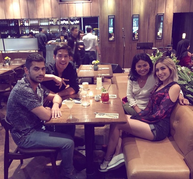 Memakai atasan berdetail cut-out dan celana pendek, Jessica Iskandar baru-baru ini bertemu dengan ibu dari sang kekasih, Richard Kylie. Ketemu camer, tulis Jedar, begitu panggilan akrabnya, di Instagram.  Namun, perhatian netizen tertuju pada gaya busananya. Banyak yang menganggap busana Jedar terlalu seksi untuk momen bertemu calon mertua. Tapi ada juga yang memuji. (Foto: Instagram/@inijedar)