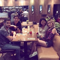 Memakai atasan berdetail cut-out dan celana pendek, Jessica Iskandar baru-baru ini bertemu dengan ibu dari sang kekasih, Richard Kylie. Ketemu camer, tulis Jedar, begitu panggilan akrabnya, di Instagram.  Namun, perhatian netizen tertuju pada gaya busananya. Banyak yang menganggap busana Jedar terlalu seksi untuk momen bertemu calon mertua. Tapi ada juga yang memuji. (Foto: Instagram/@inijedar)