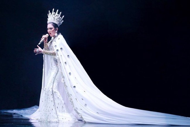 Megah dan dramatis begitu menggambarkan gaun rancangan Didi Budiardjo berikut ini. Sudah pasti akan membuat Syahrini menjadi pusat atensi di hari pernikahannya dengan Reina Barack. Foto: Instagram @princessyahrini