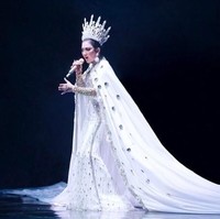 Megah dan dramatis begitu menggambarkan gaun rancangan Didi Budiardjo berikut ini. Sudah pasti akan membuat Syahrini menjadi pusat atensi di hari pernikahannya dengan Reina Barack. Foto: Instagram @princessyahrini