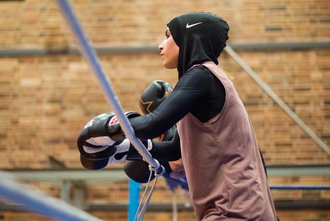 Untuk kostum tinju, ia mengakalinya dengan kaos olahraga panjang yang fit di badan. Baju olahraga tanpa lengan yang umum dipakai para petinju ia padukan dengan kaos tersebut sehingga tetap terlihat sopan. Foto: Instagram/Zeinaboxing