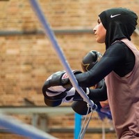 Untuk kostum tinju, ia mengakalinya dengan kaos olahraga panjang yang fit di badan. Baju olahraga tanpa lengan yang umum dipakai para petinju ia padukan dengan kaos tersebut sehingga tetap terlihat sopan. Foto: Instagram/Zeinaboxing