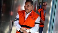 Sekretaris Komisi B DPRD Kalteng, Punding LH Bangkan dan Ketua Komisi B DPRD Kalteng, Borak Milton, terjerat KPK dalam operasi tangkap tangan saat menerima suap dari swasta terkait pengelolaan limbah kelapa sawit di Kalimantan Tengah.