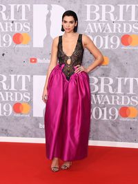 Dua Lipa tampil dengan Plunging Dress