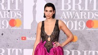 Dua Lipa tampil seksi dengan plunging dress hitam-pink. Jeff Spicer/Getty Images
