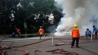 Api yang berawal dari depan kemudian merambat dan menghanguskan mobil berwarna oranye itu. Api padam saat petugas PMK melakukan pemadaman.