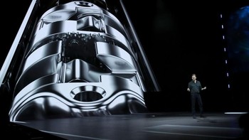 Agar bisa dilipat, kami menggunakan sistem engsel baru yang bahkan kamu tidak bisa melihatnya, kata Justin Denison, SVP of Product Marketing Samsung. Foto: Getty Images