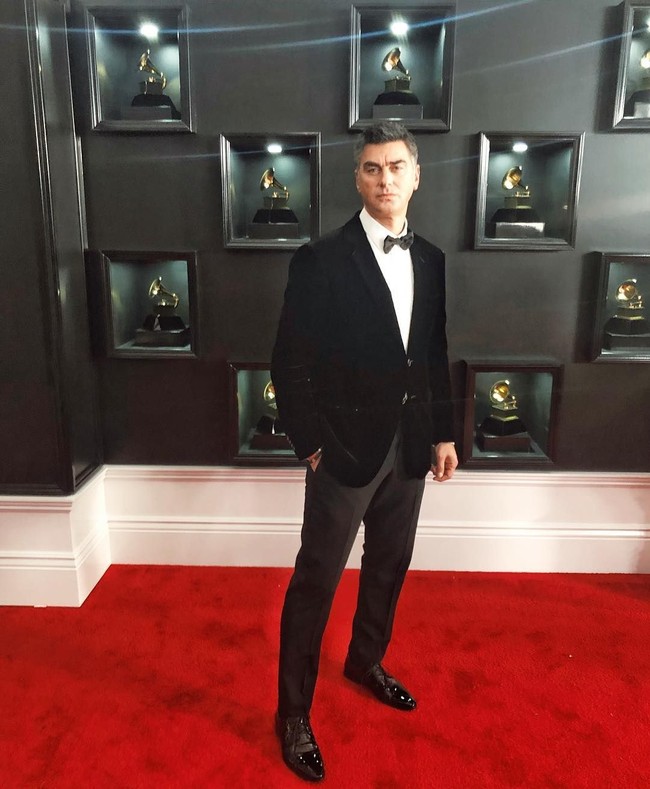 Saking memesonanya, banyak netizen yang sepakat ayah Dua Lipa pantas memenangkan sebuah penghargaan. Dan artis pendatang baru Brits 2019 jatuh kepada: Ayah Dua Lipa, tulis seorang netizen di Twitter. Ada juga yang berkomentar, Masih terbayang ayah Dua Lipa pagi ini. Foto: Instagram/@dukagjinlipa