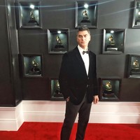 Saking memesonanya, banyak netizen yang sepakat ayah Dua Lipa pantas memenangkan sebuah penghargaan. Dan artis pendatang baru Brits 2019 jatuh kepada: Ayah Dua Lipa, tulis seorang netizen di Twitter. Ada juga yang berkomentar, Masih terbayang ayah Dua Lipa pagi ini. Foto: Instagram/@dukagjinlipa