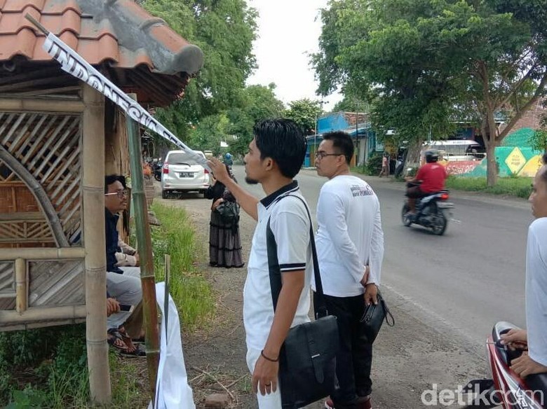 Bawaslu Situbondo Investigasi Puluhan APK Jokowi-Maruf Rusak Bawaslu Situbondo Investigasi Puluhan APK Jokowi-Maruf Rusak