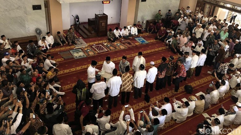 Jokowi Bagikan 351 Sertifikat Wakaf di Bintaro Jokowi Bagikan 351 Sertifikat Wakaf di Bintaro