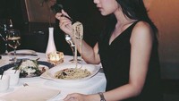  Saat berkunjung ke Eropa Januari tahun lalu, Cita Citata memilih spaghetti aglio olio di sebuah restoran Itaia mewah. IOne of my favorite restaurants.. and for me aglio olio here the best in town, tulis Cita kala itu. Foto: Instagram Cita Citata