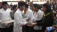 Dalam kesempatan itu Presiden membagikan 351 sertifikat tanah wakaf kepada warga di Masjid Raya Bani Umar, Tangerang Selatan.