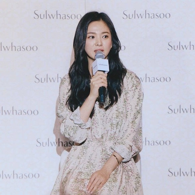 Rumor perceraian tersebut pertama kali beredar beberapa hari lalu saat Song Hye Kyo berada di bandara Incheon, Korea Selatan dan akan bertolak ke Singapura. Saat itu, bintang drama Encounter itu tidak menggunakan cincin sama sekali. Foto: Instagram (@sulwhasoo.indonesia)
