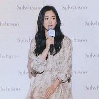 Rumor perceraian tersebut pertama kali beredar beberapa hari lalu saat Song Hye Kyo berada di bandara Incheon, Korea Selatan dan akan bertolak ke Singapura. Saat itu, bintang drama Encounter itu tidak menggunakan cincin sama sekali. Foto: Instagram (@sulwhasoo.indonesia)