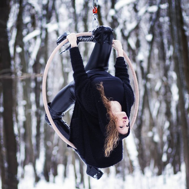 Sementara itu, sebagian besar tampaknya kehilangan kata-kata saat melihat ketinggian yang dilakukan oleh penari itu. Beberapa juga terkejut karena tindakan berani yang dilakukan oleh Marina. Foto: Instagram @mari_che_dancer