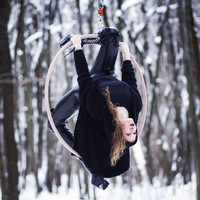 Sementara itu, sebagian besar tampaknya kehilangan kata-kata saat melihat ketinggian yang dilakukan oleh penari itu. Beberapa juga terkejut karena tindakan berani yang dilakukan oleh Marina. Foto: Instagram @mari_che_dancer