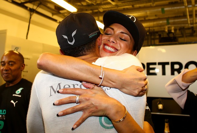 Nicole memeluk mesra Lewis untuk merayakan kemenangan sang kekasih. (Foto: Getty Images)
