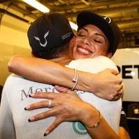 Nicole memeluk mesra Lewis untuk merayakan kemenangan sang kekasih. (Foto: Getty Images)