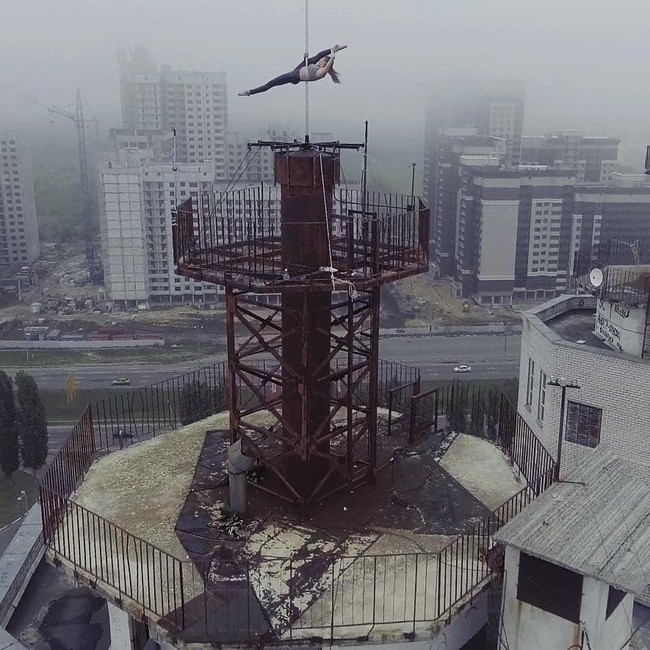 Video penari tiang Marina Korzhenevskaya menjadi viral karena tampil di atap gedung apartemen 16 lantai. Klip tarian tiang-nya itu pun mengesankan banyak pengguna internet. Foto: Instagram @mari_che_dancer
