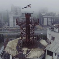 Video penari tiang Marina Korzhenevskaya menjadi viral karena tampil di atap gedung apartemen 16 lantai. Klip tarian tiang-nya itu pun mengesankan banyak pengguna internet. Foto: Instagram @mari_che_dancer