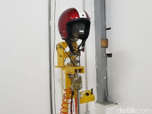 Intip Proses Pembuatan Helm Berstandar SNI